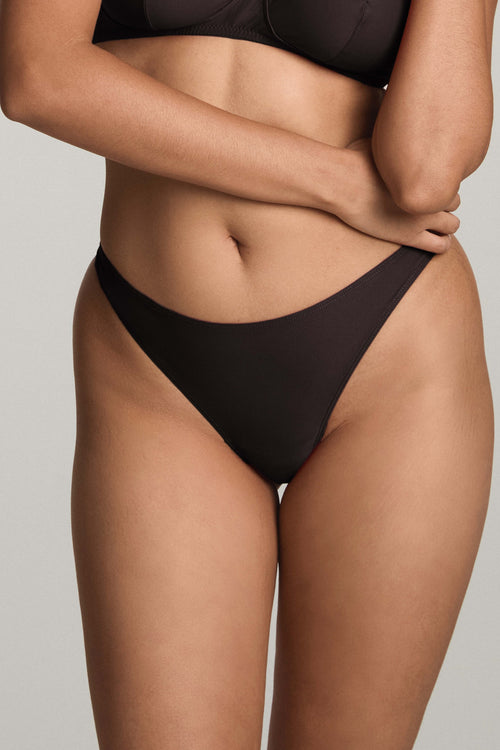 Lea Thong in Black