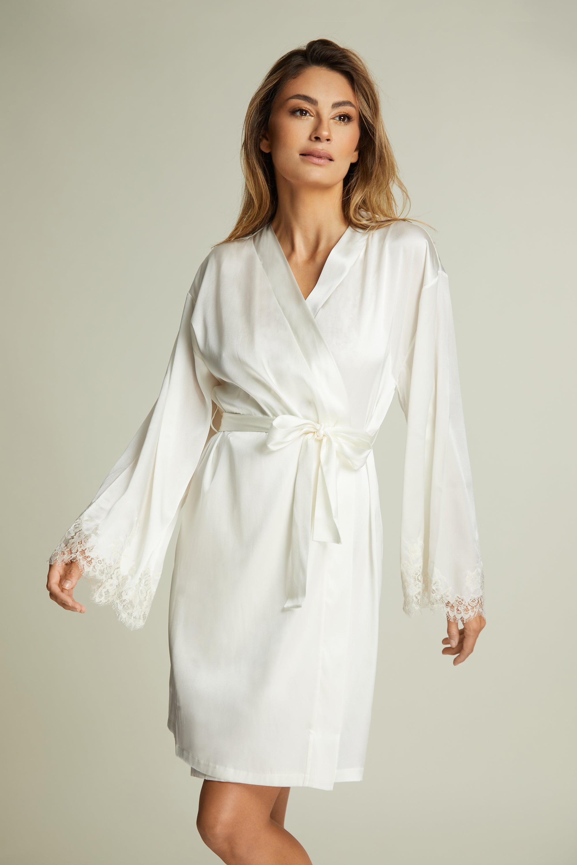 White Satin Robe – Jeffree Star Cosmetics
